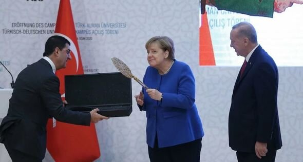 Merkelin Türkiyədə verilən hədiyyəyə maraqlı reaksiyası - FOTO