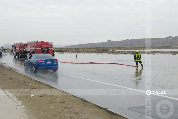 Azərbaycanda su basan magistral yolda nəqliyyatın hərəkəti tam bərpa olundu - YENİLƏNİB + FOTO/VİDEO