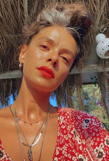 Ağ saçları ilə seçilən Özge Özpirinçci imicini DƏYİŞDİ - FOTO