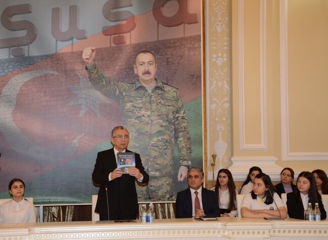 Bakı şəhər məktəblilərinin müəllifi olduğu növbəti kitab çap edilib