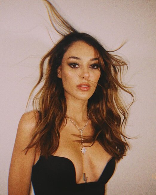 Məşhur aktrisa sinə dekoltesi ilə GÜNDƏMDƏ - FOTO