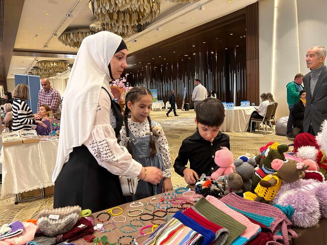 "Zəfərin izi ilə" adlı festivalda məhbus qadınların əl işləri satışa çıxarıldı.