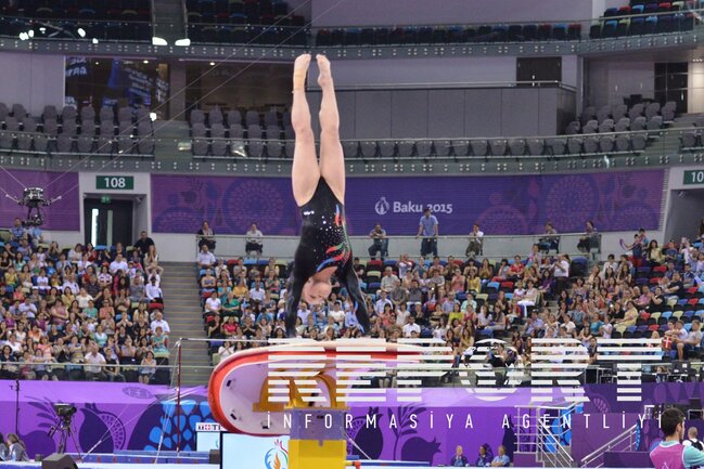 Azərbaycan millisinin baş məşqçisi əcnəbi gimnasta hədiyyə göndərdi