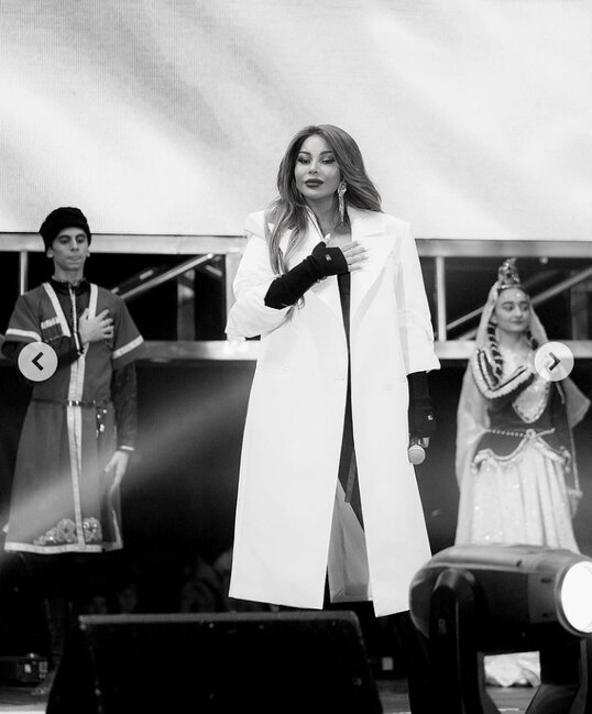 50 yaşlı Aygün Kazımova dərin sinə dekoltesi ilə GÖZ QAMAŞDIRDI- FOTOLAR