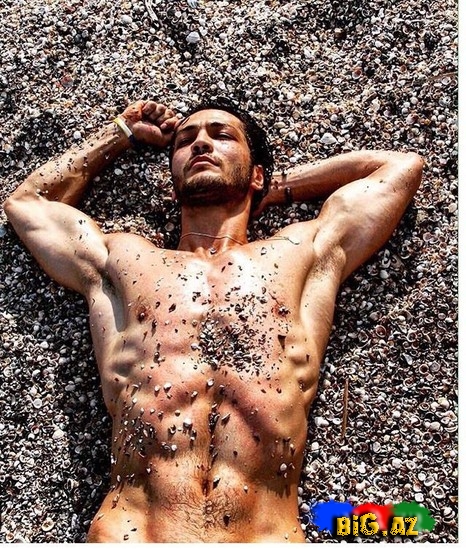 Azərbaycanlı kişi modelin çılpaq FOTOLARI