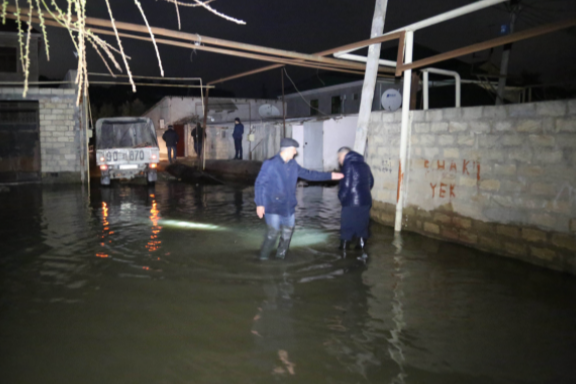 Bakıda boru partladı: 30-a yaxın ev su altında qaldı - FOTOLAR