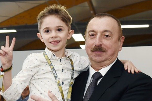 Prezidentlə görüşmək üçün ağlayan uşaq bu azərbaycanlı məşhurun oğlu imiş - FOTO