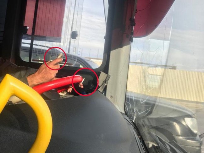 Bakıda avtobusda qayda pozuntusu - Sürücünün bir əlində telefon, o birində siqaret - FOTO