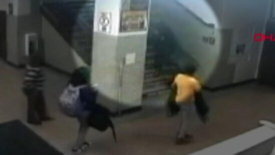 Daha bir dəhşət: polis məktəblini pilləkənlə sürüdü – Video