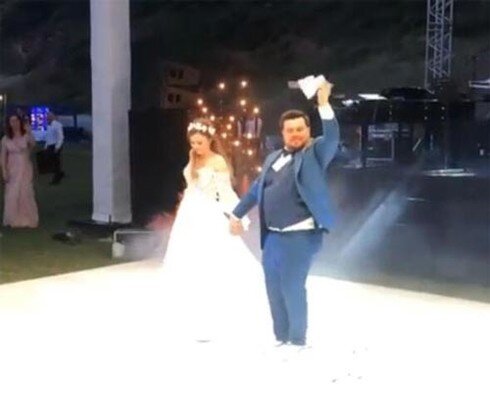"Çok güzel hareketler bunlar"ın məşhur aktyoru evləndi - Toydan FOTOLAR