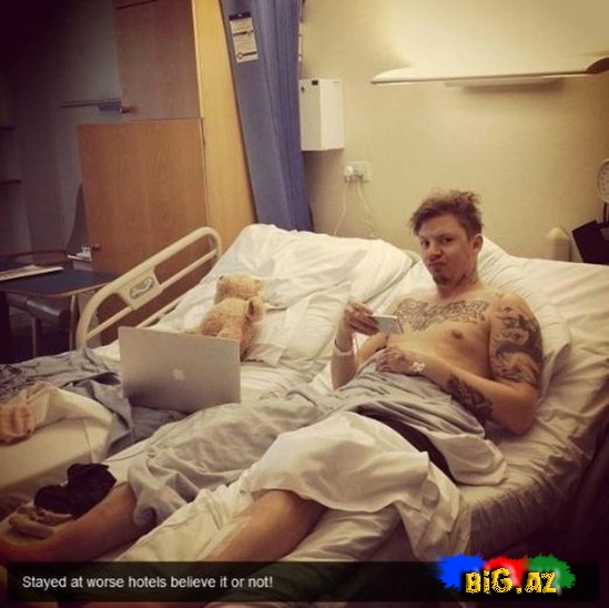 Məşhurların xəstəxana "selfie"ləri - FOTO