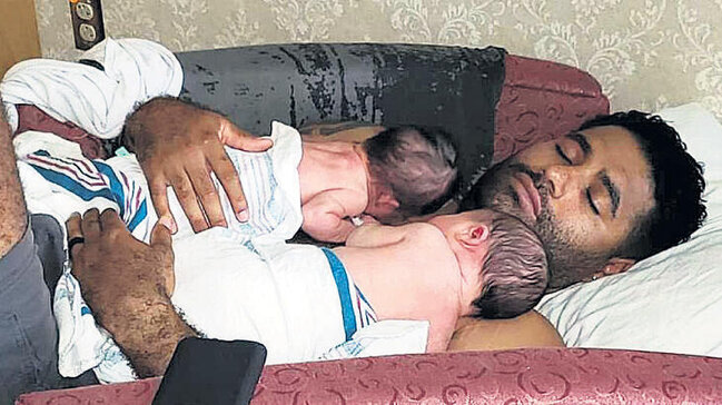 Atanın dəhşət saçan diqqətsizliyi əkizlərinin ölümünə səbəb oldu - Foto