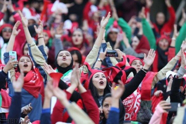 İranda qadınların stadionda futbol izləmələrinə icazə verilib