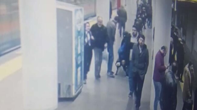 Metroda DƏHŞƏTLİ anlar - Polisi öz silahı ilə güllələdi / FOTOLAR