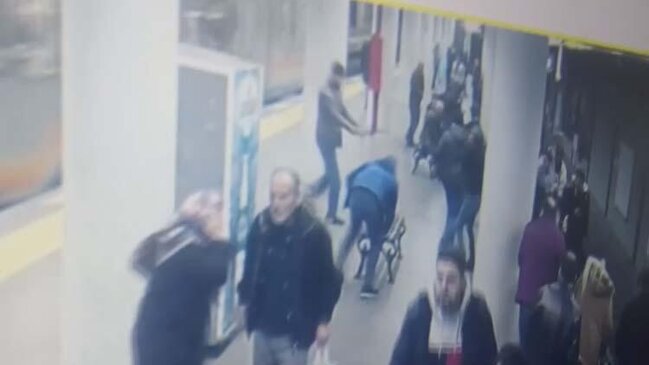 Metroda DƏHŞƏTLİ anlar - Polisi öz silahı ilə güllələdi / FOTOLAR