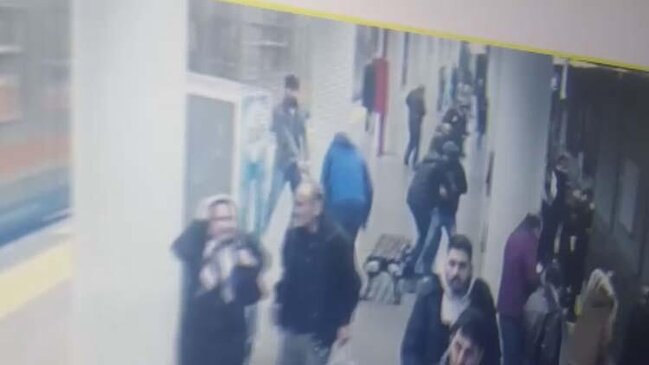 Metroda DƏHŞƏTLİ anlar - Polisi öz silahı ilə güllələdi / FOTOLAR