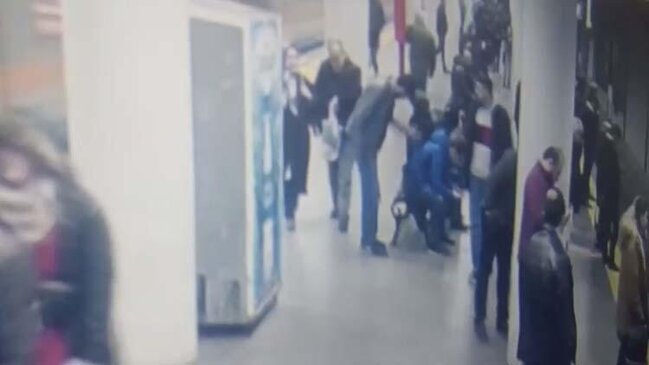 Metroda DƏHŞƏTLİ anlar - Polisi öz silahı ilə güllələdi / FOTOLAR