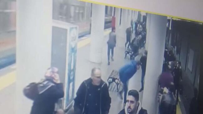 Metroda DƏHŞƏTLİ anlar - Polisi öz silahı ilə güllələdi / FOTOLAR