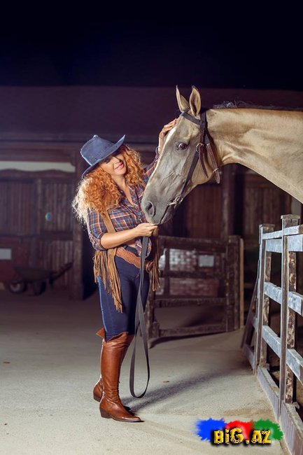 Seksual aparıcı indi də atları "yolundan çıxartdı" - VİDEO / FOTOSESSİYA