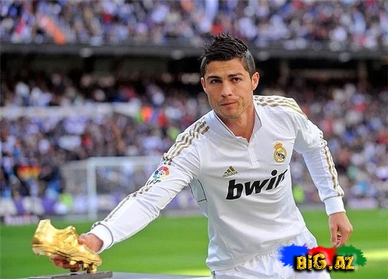 Ronaldo: Borcla paytaxta gedib, zəngin ulduz olan yardımsevər savadsız… — FOTO