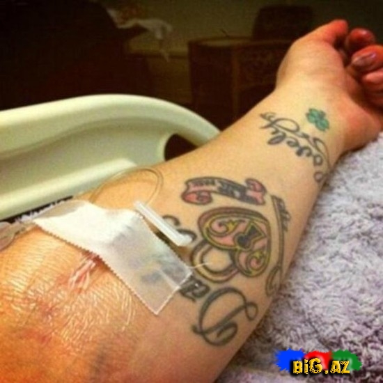 Məşhurların xəstəxana "selfie"ləri - FOTO