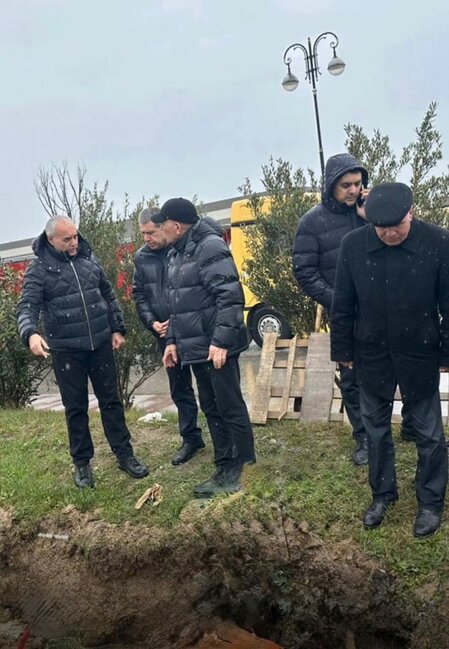 Bakının bəzi ərazilərində yağış kollektorlarında problem yaranıb - İcra başçıları hadisə yerində - FOTO