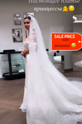 İkinci toyu üçün geyinəcəyi gəlinliyini göstərdi - FOTO