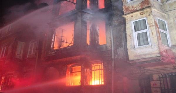Bakıda DƏHŞƏT: 11 ev birdən yandı