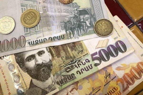 Ermənistan ÇÖKÜR - Avro və dollar bahalaşır, inflyasiya dərinləşir