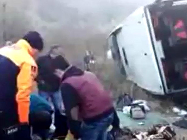 Sərnişin dolu avtobus aşdı: 25 yaralı var - Türkiyədə AĞIR QƏZA - VİDEO
