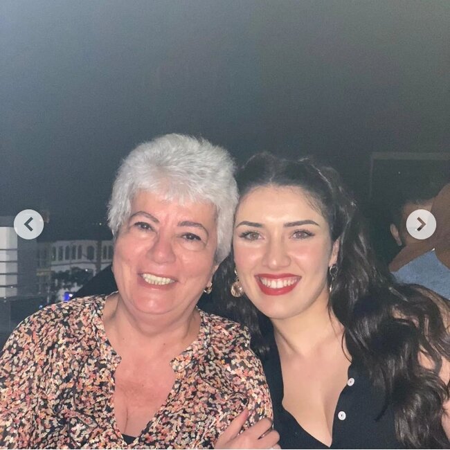 Ülviranın modelə bənzəyən qızı gözəlliyi ilə HEYRAN EDİR - FOTOLAR