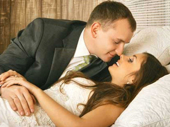 Toy gecəsi gəlinin anası onu izləyir - Qəribə adət