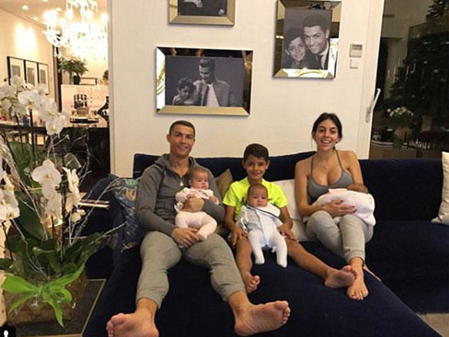 Ronaldo bu evdə yaşayır - FOTO