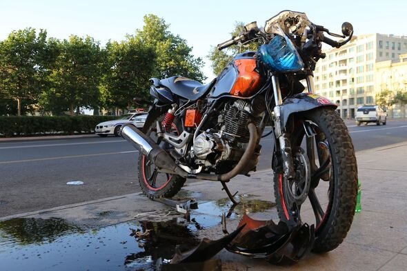 Bakıda motosiklet qəzası: qız və oğlan yaralandı — FOTO/VİDEO