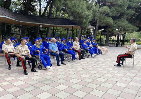 Müdafiə naziri hərbi hospitalda müalicə alan yaralılarla görüşdü - FOTO