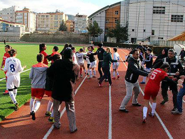 Türkiyədə qadın futbolçular arasında kütləvi dava - VİDEO - FOTO