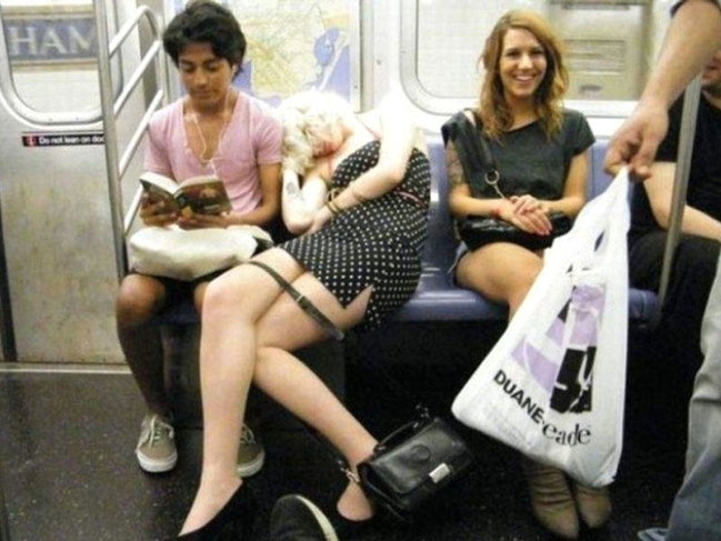 İçkili qızı metroda yuxu tutdu, qısa geyimdə biabır oldu - FOTO