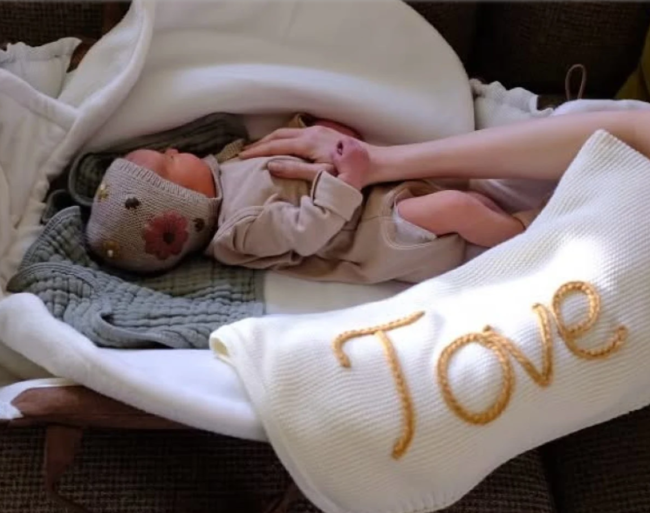 Aktrisa Lili Kollinz surroqat analıq yolu ilə uşaq dünyaya gətirib