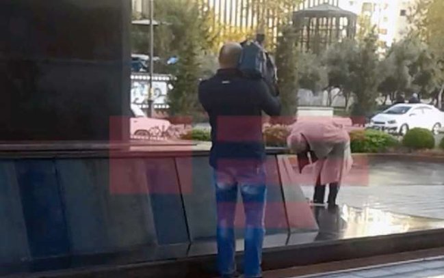 Erməni yazıçı Xocalı abidəsi qarşısında baş əydi - FOTO