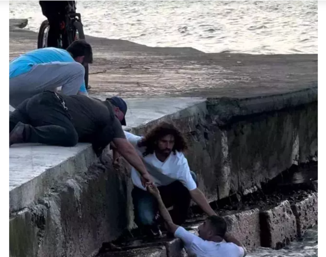 Polisdən qaçmaq üçün dənizə tullandı, görün sonra nə oldu