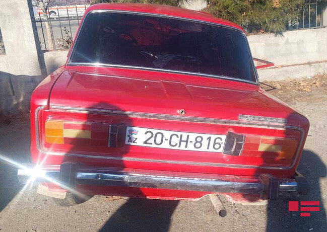 Goranboyda minik maşını işıq dirəyinə çırpılıb, xəsarət alanlar var - FOTO