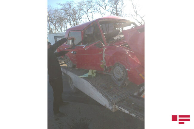 Goranboyda minik maşını işıq dirəyinə çırpılıb, xəsarət alanlar var - FOTO