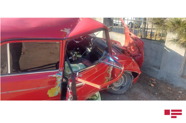 Goranboyda minik maşını işıq dirəyinə çırpılıb, xəsarət alanlar var - FOTO