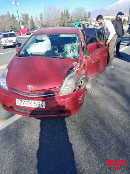 Şəkidə mikroavtobus qəzaya uğradı: Xəsarət alanlar var - FOTO