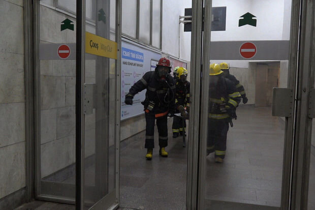 Metroda təlim: Şərti yanğın söndürüldü, "zərərçəkmişlər" təxliyə olundular - FOTO/VİDEO