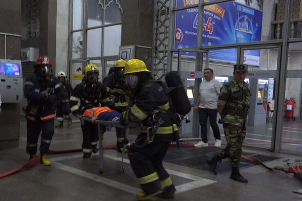 Metroda təlim: Şərti yanğın söndürüldü, "zərərçəkmişlər" təxliyə olundular - FOTO/VİDEO