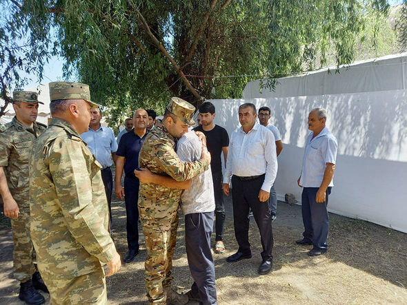 Müdafiə Nazirliyinin rəhbər heyəti şəhidlərimizin dəfn və yas mərasimlərində iştirak edib - FOTO