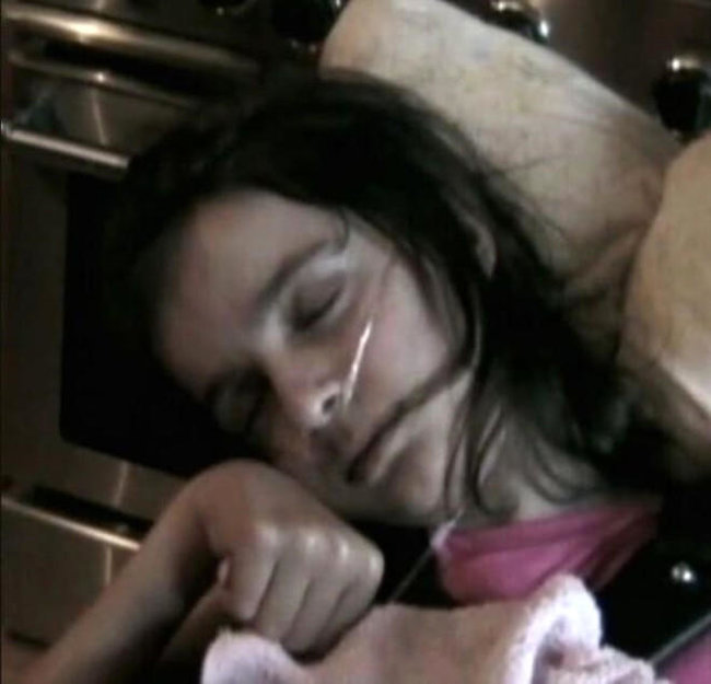 Hər kəsin öldü dediyi gənc qız 4 il sonra gözlərini açdı - FOTO
