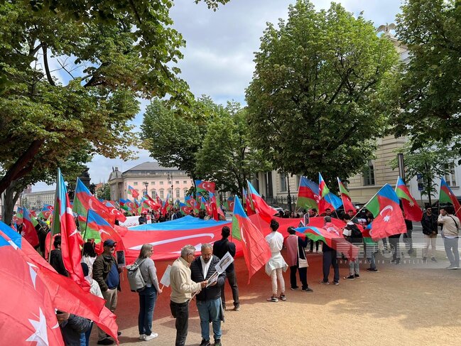 Berlində güney azərbaycanlılar etiraz aksiyası keçirib - YENİLƏNİB + VİDEO