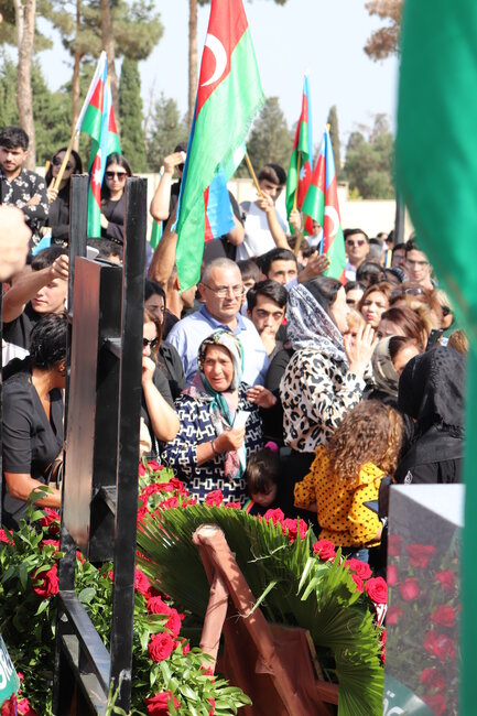 Uşaq evində, kimsəsiz böyüyən şəhidimizi xalqımız son mənzilə BELƏ YOLA SALDI - FOTO